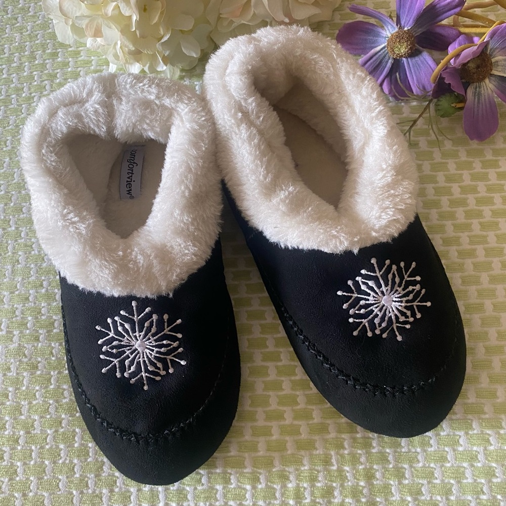 ❄️Comfortview Black and White Snowflake Slippers❄️